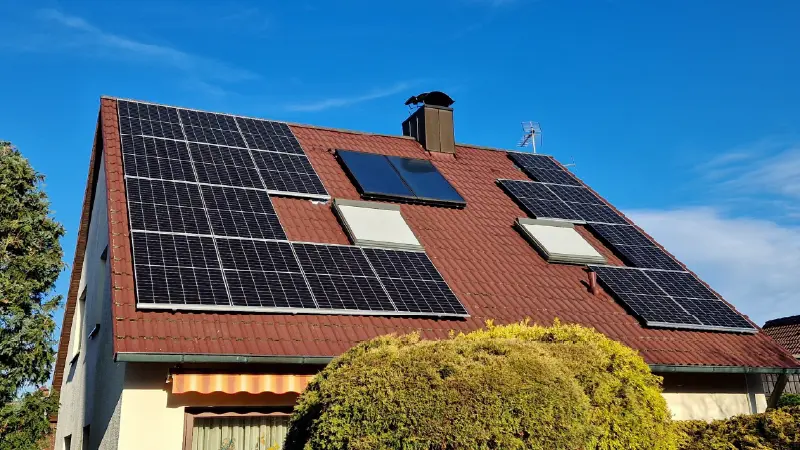 Dach mit Photovoltaikanlage eines nexsun.-Kunden in Pommelsbrunn